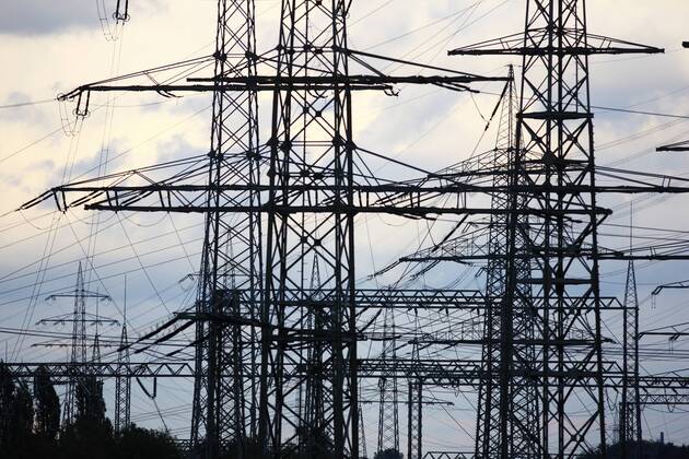 Strommasten, Hochspannungsleitungen, Energieversorgung. Entlang der Emscher im Essener Stadtteil Karnap. Essen, NRW, Deutschland, Europa