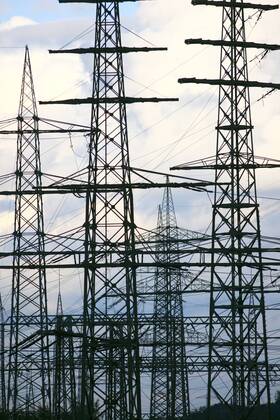 Strommasten, Hochspannungsleitungen, Energieversorgung. Entlang der Emscher im Essener Stadtteil Karnap. Essen, NRW, Deutschland, Europa