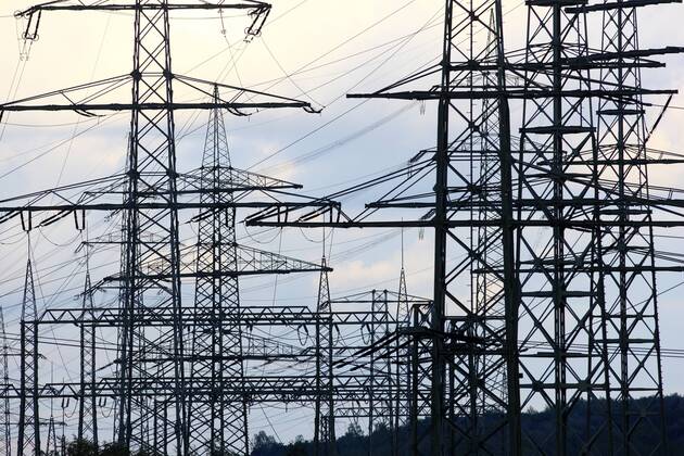 Strommasten, Hochspannungsleitungen, Energieversorgung. Entlang der Emscher im Essener Stadtteil Karnap. Essen, NRW, Deutschland, Europa