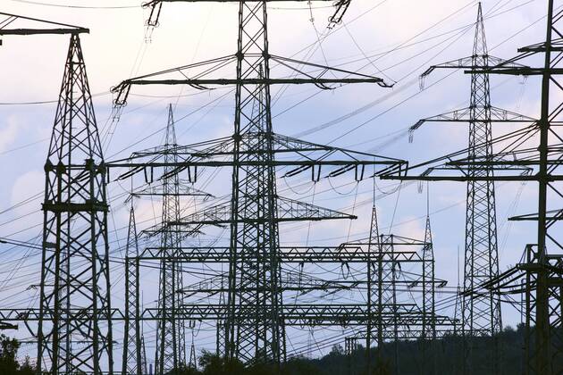Strommasten, Hochspannungsleitungen, Energieversorgung. Entlang der Emscher im Essener Stadtteil Karnap. Essen, NRW, Deutschland, Europa