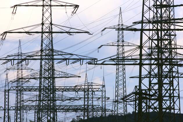 Strommasten, Hochspannungsleitungen, Energieversorgung. Entlang der Emscher im Essener Stadtteil Karnap. Essen, NRW, Deutschland, Europa