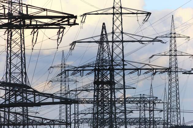 Strommasten, Hochspannungsleitungen, Energieversorgung. Entlang der Emscher im Essener Stadtteil Karnap. Essen, NRW, Deutschland, Europa