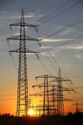 Strommasten, Hochspannungsleitungen, Energieversorgung. Sonnenuntergang im Essener Stadtteil Karnap. Essen, NRW, Deutschland, Europa