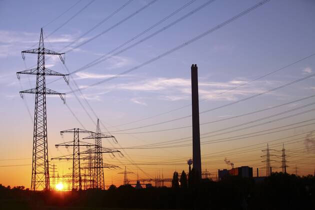 Strommasten, Hochspannungsleitungen, Energieversorgung. Müllheizkraftwerk Karnap, der RWE. Sonnenuntergang im Essener Stadtteil Karnap. Essen, NRW, Deutschland, Europa
