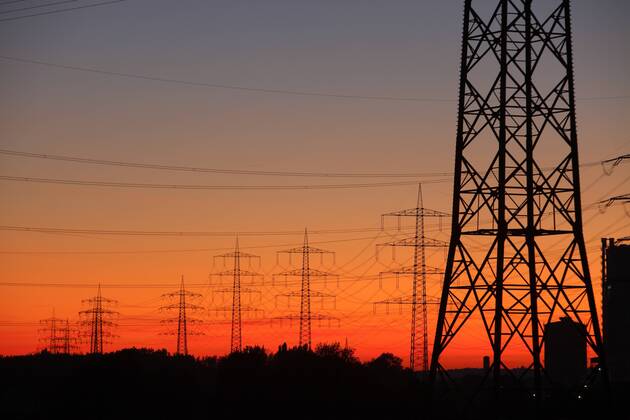 Strommasten, Hochspannungsleitungen, Energieversorgung. Sonnenuntergang, zwischen Essen, Bottrop und Oberhausen, NRW, Deutschland, Europa
