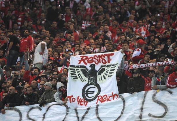 FUSSBALL CHAMPIONS LEAGUE SAISON 2011 2012 Borussia Dortmund - Olympiakos Piräus 01.11.2011 Fans halten im Fanblock von Olympiakos Piräus ein Banner mit dem Spruch: RESSIST TO 4TH REICH FUL1011111001
