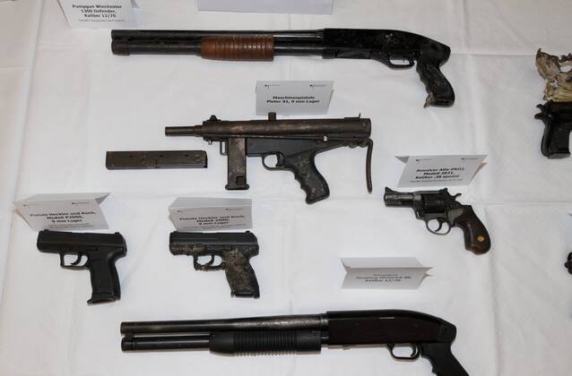 01.12.2011, KARLSRUHE - Pressekonferenz der Bundesanwaltschaft und des Bundeskriminalamts (BKA) zum Ermittlungsstand gegen Mitglieder und Unterstützer der terroristischen Vereinigung Nationalsozialistischer Untergrund (NSU). Das BKA zeigt Waffen, die im Wohnmobil in Eisenach und im ausgebrannten Haus in Zwickau sichergestellt wurden.