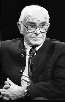 Prof. Dr. Bernhard Grzimek (Tierfilmer) 01 85 rag Prof. Dr. Bernhard Grzimek am 5. Januar 1985 in Menschen 84 (ZDF) Deutschland deutsch Deutscher Tierfilmer Zoologe Tierschützer Umweltschützer Fotograf Fernsehshow Fernsehen TV Show seriös Anzug Krawatte grauhaarig Halbglatze Brille Hochformat hoch halb sitzend nachdenklich ernst sw