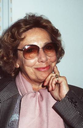 Barbara Noack (Autorin) 10 84 hör Autor Frau Literatur Buch Schriftstellerei Locken weißhaarig leger Blazer Schal Pullover sitzend Brille Portrait hoch lächelnd aufstützend