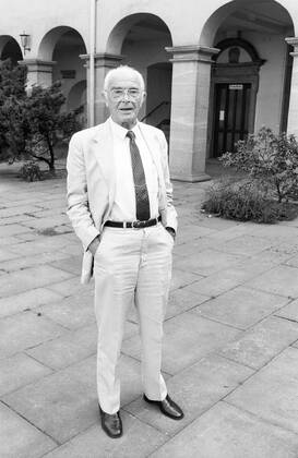 Prof. Dr. Bernhard Grzimek (Tierfilmer) 10 86 rag Prof. Dr. Bernhard Grzimek während der Frankfurter Buchmesse 1986 Deutschland deutsch Deutscher Deutsche Männer Mann TV Fernsehen Fotografie Tier Tierfilm Tierfilmer Tierschutz Tierschützer Umweltschützer Umweltschutz Zoologe Verhaltensforscher Fernsehmoderator Moderator Moderation TV Fernsehen Film grauhaarig Halbglatze seriös Sakko Anzug Hemd Krawatte Brille Hochformat hoch ganz stehend Frankfurt Main sw