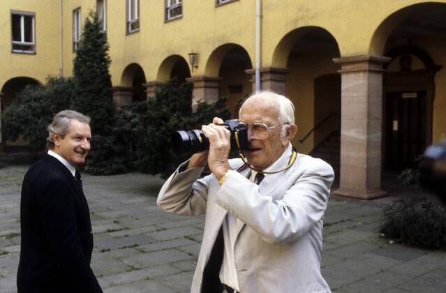 Prof. Dr. Bernhard Grzimek (Tierfilmer) 10 86 rag Prof. Dr. Bernhard Grzimek während der Frankfurter Buchmesse 1986 Deutschland deutsch Deutscher Deutsche Männer Mann TV Fernsehen Fotografie Tier Tierfilm Tierfilmer Tierschutz Tierschützer Umweltschützer Umweltschutz Zoologe Verhaltensforscher Fernsehmoderator Moderator Moderation TV Fernsehen Film grauhaarig Halbglatze seriös Sakko Anzug Hemd Krawatte Brille Fotoapparat Kamera Kleinbild KB Querformat quer halb stehend fotografierend fotografieren Frankfurt Main