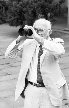Prof. Dr. Bernhard Grzimek (Tierfilmer) 10 86 rag Prof. Dr. Bernhard Grzimek während der Frankfurter Buchmesse 1986 Deutschland deutsch Deutscher Deutsche Männer Mann TV Fernsehen Fotografie Tier Tierfilm Tierfilmer Tierschutz Tierschützer Umweltschützer Umweltschutz Zoologe Verhaltensforscher Fernsehmoderator Moderator Moderation TV Fernsehen Film grauhaarig Halbglatze seriös Sakko Anzug Hemd Krawatte Brille Fotoapparat Kamera Kleinbild KB Hochformat hoch halb stehend fotografierend fotografieren Frankfurt Main sw