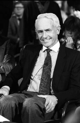 Wolf Schneider (Journalist) 4 86 dar Wolf Schneider im April 1986 in der NDR-Talkshow Mann deutsch Deutscher Deutschland Journalismus kurzhaarig grauhaarig weißhaarig seriös Jackett Hemd Krawatte neutral lächeln lächelnd sitzen sitzend Hochformat hoch halb sw