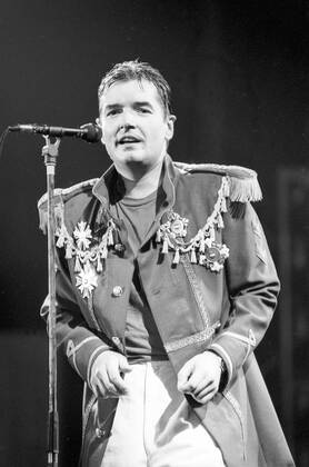 Falco (Sänger, Musiker) 10 86 dar Falco bei einem Konzert im Oktober 1986 Mann Gesang Musik Pop Rock Künstler Österreicher Österreich österreichisch österreichischer Johann Hölzel Bühne Auftritt Show singend Mikrofon Mikro Stativ Mikrofonständer Bühnenoutfit Bühnenkostüm Jacket Orden dunkelhaarig Gelfrisur zurückgekämmt halb Singer Music Musician Performance Stage hoch sw