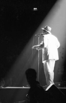 Falco (Sänger, Musiker) 10 86 dar Falco bei einem Konzert im Oktober 1986 Mann Gesang Musik Pop Rock Künstler Österreicher Österreich österreichisch österreichischer Johann Hölzel Bühne Auftritt Show singend Rückansicht Mikro Mikrofon Stativ Mikrofonständer seriös Anzug Hose Sakko Jackett Krawatte Hut Arm gehoben Gestik gestikulierend ganz Singer Music Musician Performance Stage hoch sw