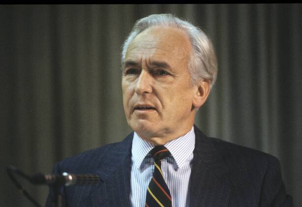 Wolf Schneider (TV-Moderator) 12 88 - Mann Journalismus TV Fernsehen Moderator Moderation weißhaarig grauhaarig kurzhaarig seriös Jackett Krawatte Hemd sitzend sprechend Portrait quer
