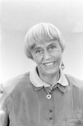 Beate Uhse (Unternehmerin) 11 89 dar Beate Uhse im November 1989 am Rande der NDR-Talkshow Deutschland deutsch Deutsche Frau Managerin Management Pilotin Sexshops Sexversand Versandhaus Versandunternehmen Erotik Sex Talk TV Fernsehen german female manager hoch Portrait lächelnd sw