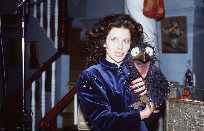 Adelheid Arndt mit Puppe Rudi Siebenstein 01 91 ker Frau Fernsehen TV dunkelhaarig Locken quer halb stehend Szene Filmszene Puppe Rabe Vogel neutral