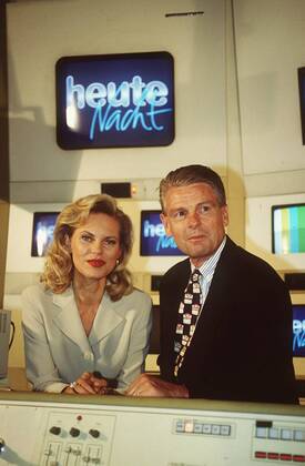 Nina Ruge und Klaus Bresser 08 94 am TV Fernsehen Journalismus Moderation hoch halb lächelnd stehend seriös Logo Studio Kulisse