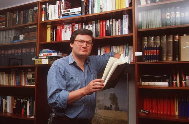 Sigmund Gottlieb 09 89 ru Mann Journalismus Moderation News Brille dunkelhaarig leger Homestory quer halb stehend Wohnzimmer Buch lächelnd