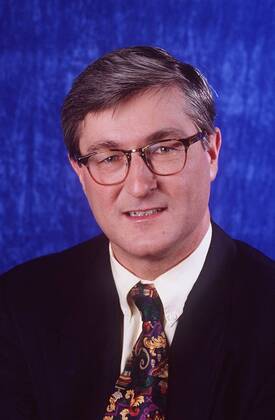 Bernhard Töpper 02 95 am JUSTIZ Journalismus Mann grauhaarig Brille seriös Jackett Krawatte hoch Portrait lächelnd