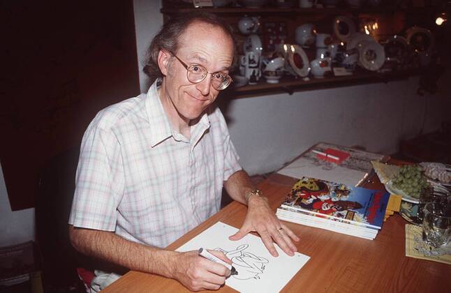 Don Rosa (Disney-Chefzeichner) 06 95 te Comic Illustration USA ZEICHNUNG Mann grauhaarig Halbglatze Brille leger Hemd kariert quer halb sitzend Stift Zeichnung malend ZEICHNEND lächelnd