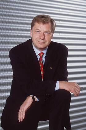 Eberhard Diepgen 10 95 bü Mann Politik CDU dunkelhaarig Anzug Krawatte seriös hoch halb stehend aufstützend neutral
