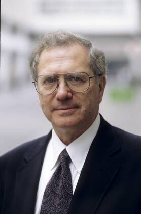 Noah Gordon 10 95 am Autor USA grauhaarig Brille seriös Jackett Krawatte hoch Portrait neutral