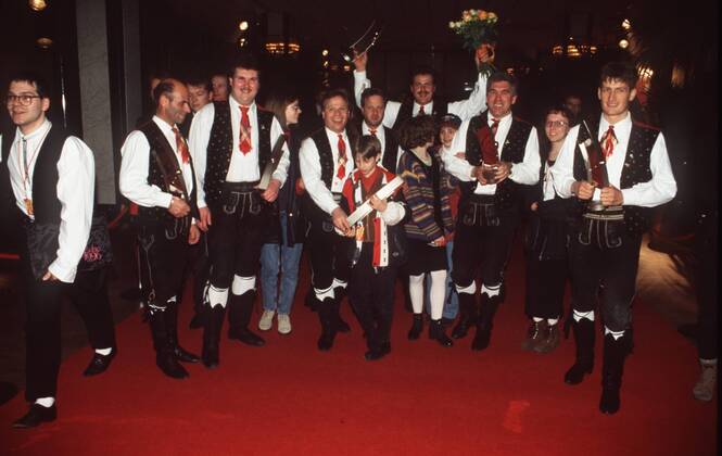 Echo Verleihung 1996 in Hamburg Kastelruther Spatzen mit Echo 96 02 96 her Volksmusik Musik Mann seriös Tracht Weste Stiefel Krawatte Trophäe quer ganz