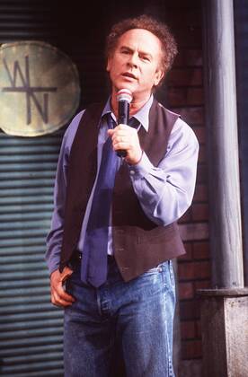 Art Garfunkel (Sänger) 01 97 rs Mann Musik Gesang Pop duneklhaarig HALBGLATZE Locken leger Hemd Weste stehend Auftritt Studio Dekoration Kulisse Mikrophon haltend singend halb hoch