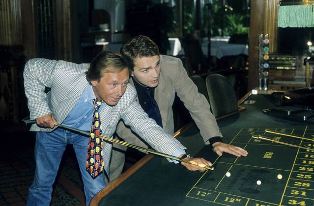 Ein Fall für zwei (ZDF) Claus Theo Gärtner (li.) mit Mathias Herrmann 07 97 am TV Fernsehen Schauspiel Serie Krimi Szene TV-Produktion stehend seriös Tisch Spieltisch Billard halb quer Gespräch