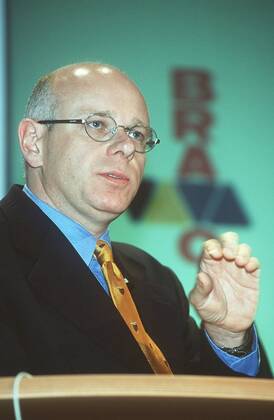 Claus-Dieter Grabner (Verlagsleiter BRAVO ) 10 98 her Mann Verlag BRAVO Leitung Führung Zeitung Zeitschrift Halbglatze kurzhaarig weißhaarig Brille seriös Jackett Krawatte Hemd stehend Podium Rede haltend sprechend GESTIKULIEREND halb hoch