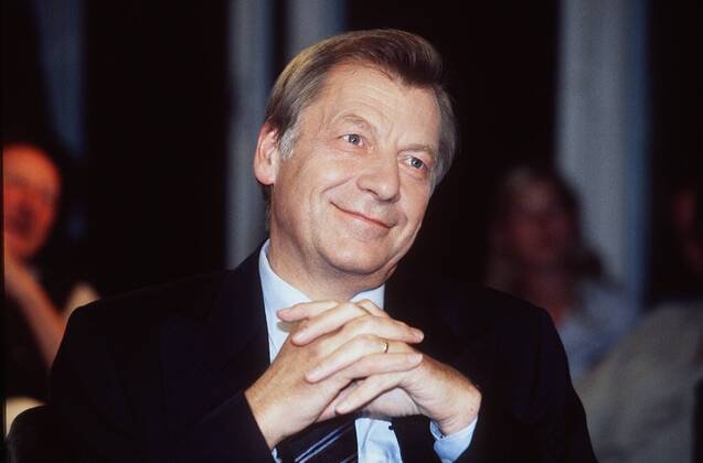 Eberhard Diepgen, 80. Geburtstag am 12. November Eberhard Diepgen (CDU-Politiker) 09 99 te Mann Politik CDU Partei kurzhaarig Hemd Jackett Krawatte seriös Portrait quer lächelnd Hände aufstützend