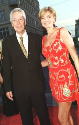Egon F. Freiheit & Maren Gilzer Farbnegativ 09 99 urb Verleihung Preis Preise Fernsehpreis Fernsehpreise TV Fernsehen Goldene Henne Goldene Henne Musik Medien Management festlich seriös stehend draußen umarmend lächelnd halb hoch