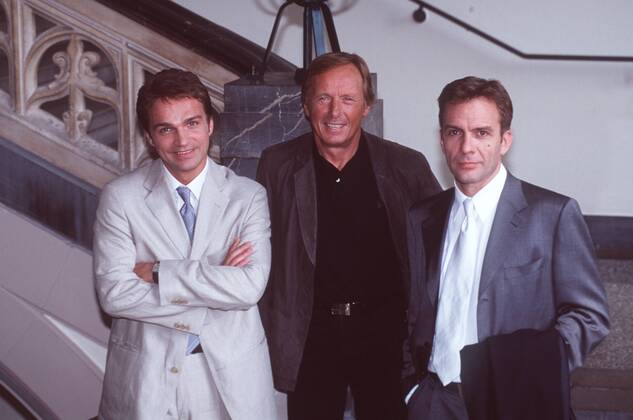 Ein Fall für zwei (ZDF) v.l.: Mathias Herrmann, Claus Theo Gärtner, Paul Frielinghaus 06 00 puch Mann Männer Schauspieler Schauspiel TV Fernsehen Serie Krimi TV-Produktion dunkelhaarig kurzhaarig stehend Halle Gericht Gerichtsgebäude Gebäude halb quer angelehnt lächelnd posierend Fototermin Ein Fall für Zwei (ZDF) am 23.06.2000 in Wiesbaden