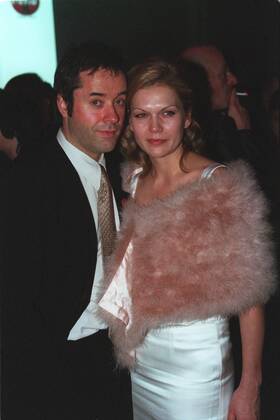 Jan Josef Liefers und Anna Loos 12 01 urb Schauspieler Schauspielerin Schauspiel TV Fernsehen festlich stehend Saal Halle dunkel halb hoch lächelnd sich umschauend angelehnt Aids-Gala am 02.12.2001 in Berlin Farbnegativ