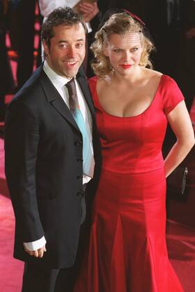 Jan Josef Liefers und Anna Loos 02 02 urb Schauspieler Schauspielerin Schauspiel Fototermin Verleihung Goldene Kamera am 05.02.2002 im Schauspielhaus am Gendarmenmarkt in Berlin