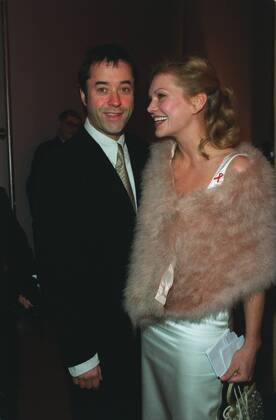 Jan Josef Liefers und Anna Loos 12 01 urb Schauspieler Schauspielerin Schauspiel TV Fernsehen festlich stehend Saal Halle dunkel halb hoch lächelnd angelehnt Aids-Schleife Aids-Gala am 02.12.2001 in Berlin Farbnegativ