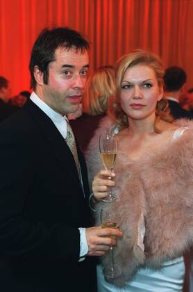 Jan Josef Liefers und Anna Loos 12 01 urb Schauspieler Schauspielerin Schauspiel TV Fernsehen festlich stehend Saal Halle dunkel halb hoch nachdenklich sich umschauend Gespräch angelehnt Glas Getränk Sekt Aids-Gala am 02.12.2001 in Berlin Farbnegativ