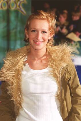Sandra Nasic (Sängerin Guano Apes ) 03 02 urb Frau Sängerin Gesang Musik Rock Pop Band Gruppe Rockgruppe dunkelhaarig kurzhaarig leger Jacke Shirt weiss stehend halb hoch lächelnd posierend Verleihung Echo 2002 am 07.03.2002 in Berlin