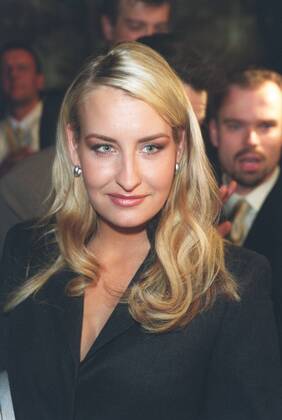 Sarah Connor (Sängerin) 03 02 urb Frau Gesang Musik Pop blondiert blond langhaarig Schmuck Ohrring leger Jacke stehend halb hoch lächelnd zur Seite schauend Verleihung Echo 2002 am 07.03.2002 in Berlin