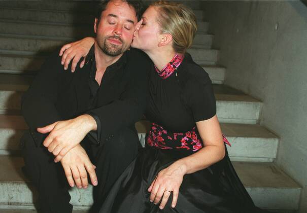 Jan Josef Liefers und Anna Loos 06 02 urb Schauspieler Schauspielerin Schauspiel leger sitzend Stufen Treppe nach Schuhreparatur Schuh-Reparatur umarmt sie ihn und küsst ihn zum Dank auf die Wange küssend angelehnt umarmend halb quer sie schwanger Babybauch Baby-Bauch er sieht müde aus Verleihung Deutscher Filmpreis 2002 am 14.06.2002 in Berlin