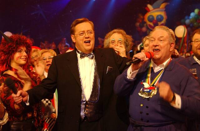 Franz-Josef Braukmann (re.) mit Gisbert Baltes bei der Närrischen Hitparade 02 03 wow Mann Karneval Fasching Fastnacht Fassenacht fünfte Jahreszeit Jecken Jeck Narren Narr Verkleidung Kostüm Kostümierung Maskierung Maske Feier Musik Musiksendung TV Fernsehen Wettbewerb Sänger Gesang singend halb quer lächelnd Jupp aus Oer-Erkenschwick Fototermin Närrische Hitparade 2003 (WDR Fernsehen) in Köln