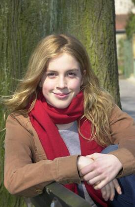 Paula Kalenberg (Schauspielerin) 04 04 borg Frau TV Fernsehen Film Schauspiel Schauspielerin blond langhaarig leger T-Shirt Jacke Schal rot halb hoch lächelnd sitzend draußen Baum Fototermin am 15.04.2004 in Bielefeld (exklusiv)