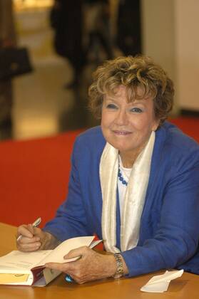 Dacia Maraini (Autorin) 10 06 thg Dacia Maraini auf der Buchmesse in Frankfurt Main am 5.10.2006 Italien Italienerin Frau Schriftstellerin Literatur Messe Frankfurter dunkelblond gesträhnt Strähnen lockig Locken leger Schmuck Kette Uhr Armbanduhr Hochformat hoch halb Portrait sitzend lächelnd Lächeln