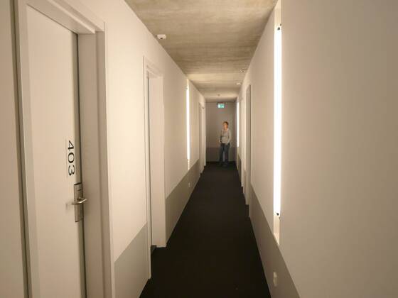 Feature Symbol: Hotel 10 08 pp Belgien Antwerpen Hotel Hotelflur Flur Hotel-Flur Gang Zimmer Hotelzimmer Tür Türen Zimmernummer Zimmer-Nummer Gast Hotelgast Notausgang Fluchtweg Korridor hotel Korridor belgium antwerp quer