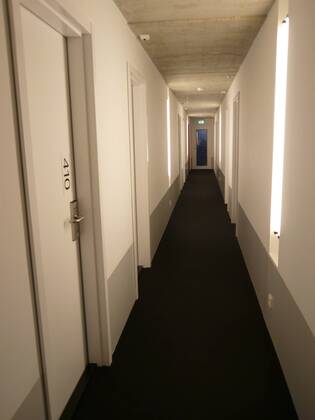 Feature Symbol: Hotel 10 08 pp Belgien Antwerpen Hotelflur Hotel Flur Hotel-Flur Gang Zimmer Hotelzimmer Tür Türen Zimmernummer Zimmer-Nummer Notausgang Fluchtweg Korridor hotel Korridor belgium antwerp hoch