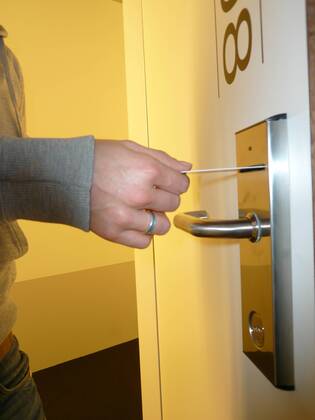 Feature Symbol: Hotel 10 08 pp Belgien Antwerpen Hotel Flur Hotel-Flur Gang Zimmer Hotelzimmer Tür Türen Klinke Türklinke Schloss Türschloss Karte Zimmerkarte Zimmer-Karte elektronisch elektronische Kartensystem Karten-System Sicherheit verschlossen verschließen geschlossen schließen abschließen aufschließen öffnen doorlock lock hotel Korridor belgium antwerp hoch