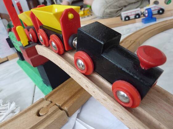 Feature Symbol: Brio-Holzbahn 03 10 pp Spielzeug Spielwaren Kinderspielzeug Holzspielzeug Holz schwedisch Schweden Holzeisenbahn Bahn Eisenbahn Kinderzimmer spielen Freizeit Zug Lok Lokomotive Waggons Wagen Schienen Schienenstrang Brücke Eisenbahnbrücke swedish toy wood train quer