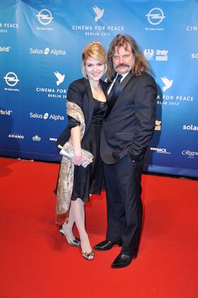 Leslie Mandoki mit seiner Tochter Lara bei der Cinema for Peace Gala am 13.02.2012 in Berlin Cinema for Peace Gala 2012, Berlin